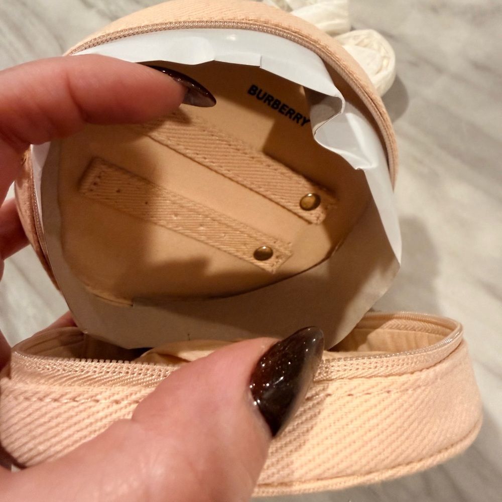 Burberry GWP Beige Round Key Holder w/ goddess edp - Picture 4 of 8